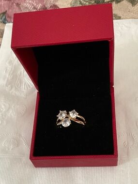 GOLD RING W/ 3 ZIRCONIA WHITE “DIAMOND” STONES- SIZE 7